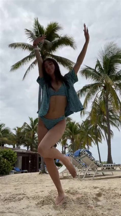 免费观看Gorgeous Charli DAmelio Bikini Beach Dance Video Tape Leaked