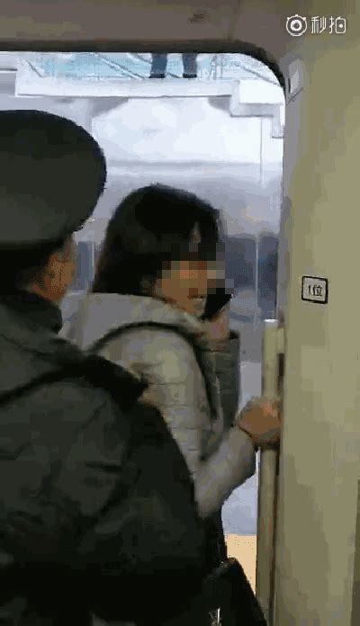 女子为等老公扒高铁车门阻碍开车，事后反问：“我有错吗？” 她上级发话了 手机新浪网