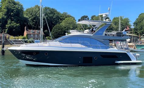 2021 Azimut Flybridge 50 with a SeaKeeper Bateaux flybridge à vendre