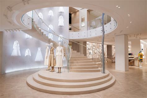 Deco de lujo Dior reabre su tienda principal en París e inaugura el