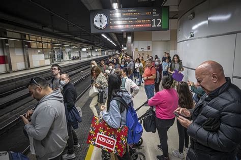 Aglomeraciones Y Retrasos En La Huelga De Renfe Fotos