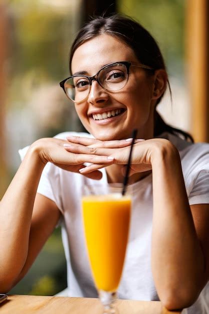 Retrato De Una Ni A Feliz Sentada En Un Bar Con Las Manos Debajo De La