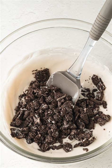 Cookies & Cream Oreo Popsicles -- only 5 ingredients!