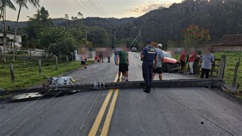 Ap S Motorista Colidir E Derrubar Poste Moradores De Brusque Ficam Sem