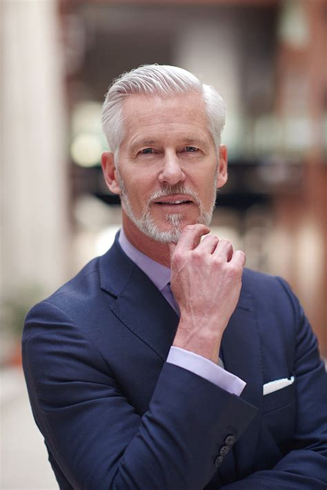 유토이미지 Portrait Of Senior Business Man With Grey Beard And Hair Alone