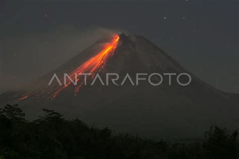 Guguran Lava Pijar Meluncur 13 Kali Dari Gunung Merapi ANTARA News