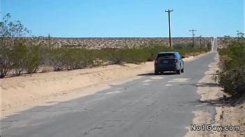 El Cheat Day un hombre gay tiene un trío en una cabaña en el desierto XVIDEOS
