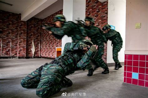 场面超燃！直击武警特战队员城市反恐演练