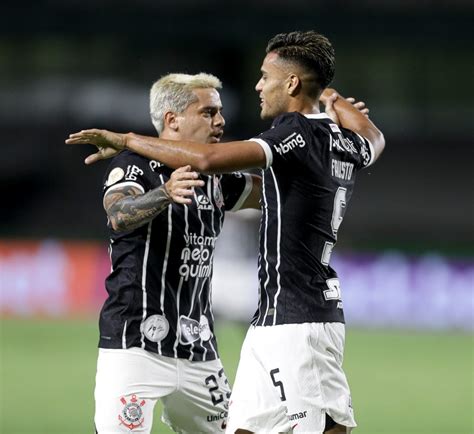 Corinthians volta a vencer três jogos seguidos fora de casa após quase