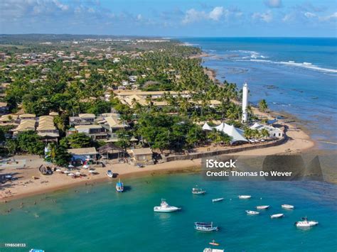 Pemandangan Udara Desa Pesisir Pantai Praia Do Forte Dengan Pantai Dan