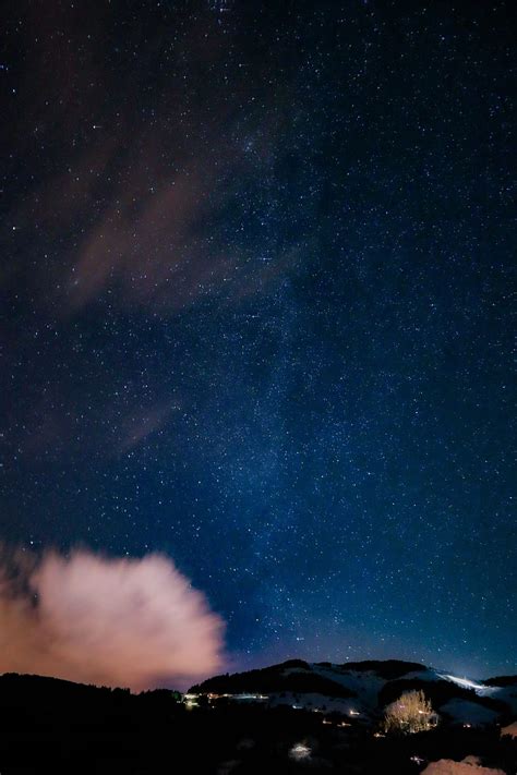 Pemandangan Pegunungan Malam Gelap Langit Berbintang Wallpaper