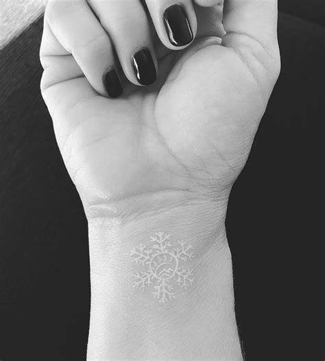 15 Ideas de tatuajes con tinta blanca que te inspirarán