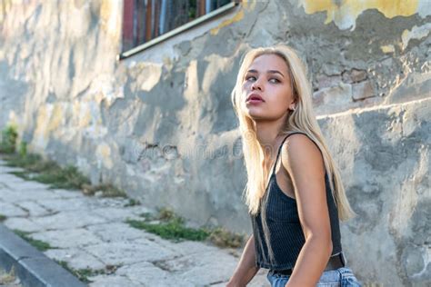 Portrait Serr De L Attrayante Jeune Fille Blonde La Peau Saine V Tue D Un Dessus Noir