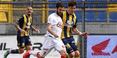 Serie C Al Top Crotone E Catanzaro Cadono Cesena E Foggia Ok La Reggiana