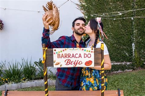 Casal se beijando na festa junina brasileira tradução barraca do beijo