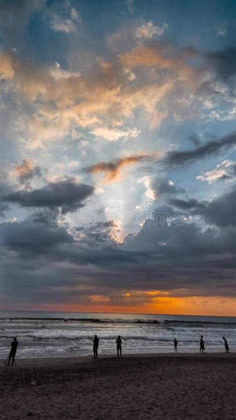 Puesta De Sol Que Sorprende En Bali Imagen De Archivo Editorial