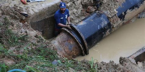 Rompimento de adutora compromete abastecimento de água em 53 bairros de