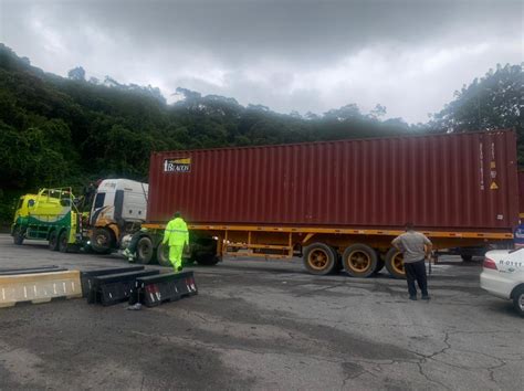 Acidente Entre Duas Carretas Provoca Lentid O Na Anchieta Em Cubat O