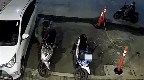 CCTV Rekam Aksi 4 Maling Gagal Bawa Motor Curian Lantaran Kepergok