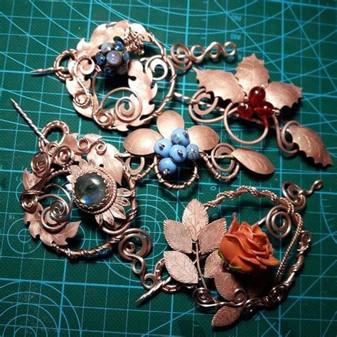Веселкові барви в прикрасах | Charm bracelet, Jewelry, Brooch