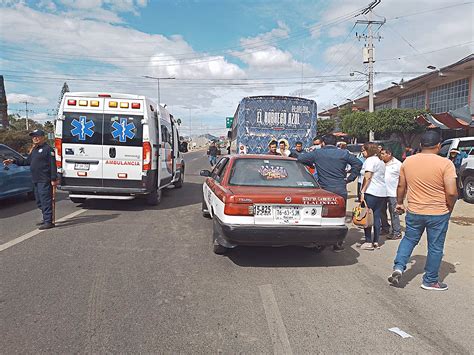 Choque En Oaxaca Deja A Taxi Debajo De Autobús Y A 2 Menores Heridos Nvi Noticias