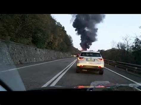 Autocisterna Con Mila Litri Di Benzina Brucia Fra Terni E Spoleto