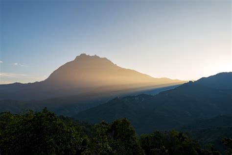 Salida Del Sol Sobre El Monte Kinabalu En Sabah Borneo La Monta A M S