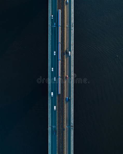 Puente Con Dos Carriles Y Carriles Del Subterr Neo O Del Tren En Un