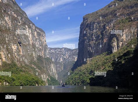 Lancha Motora Con Turistas En El R O Grijalva En El Parque Nacional Del