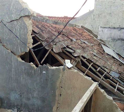 Angin Puting Beliung Menit Rusak Puluhan Rumah Di Cimahi