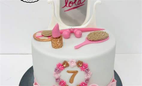 gâteau coiffeuse et accessoires L atelier de Dorothée