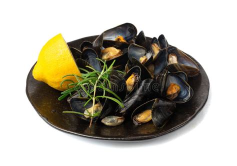 Los Mejillones Se Amontonan En Platos Negros Mariscos Abiertos Aislados