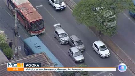 V Deo Carros Se Envolvem Em Acidente Na Avenida Amazonas Em Bh Mg G