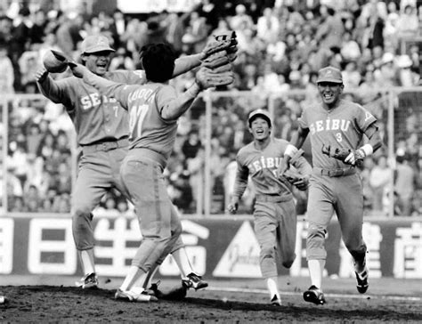 1986年の日本シリーズ第8戦で日本一を決め、マウンドの工藤（左から2人目）のもとに駆け寄る（右から）清原、辻、石毛 ― スポニチ Sponichi Annex 野球