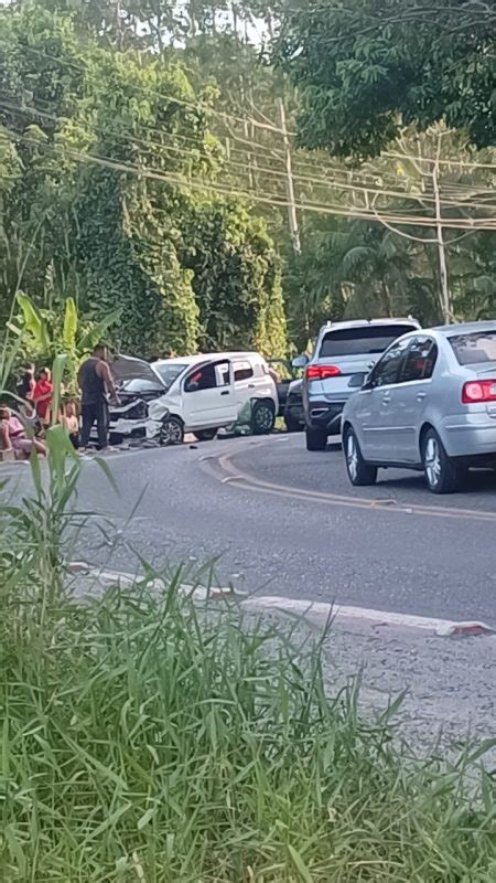 Acidente três veículos deixa 12 pessoas feridas em Blumenau VÍDEO