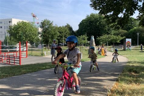 A La Roche sur Yon les élèves de maternelle apprennent à rouler à vélo