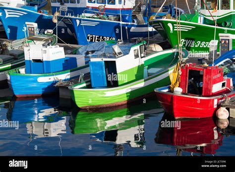 Barcos De Pesca Pintados De Colores Brillantes Fotograf As E Im Genes