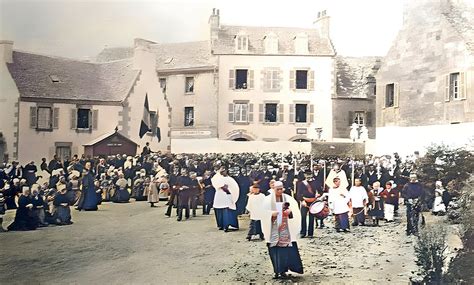 Roscoff Vers 1910 Procession Religieuse En Centre Ville Pierre