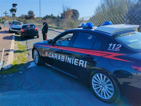 Non Si Ferma Allalt E Semina Il Panico Per Strada Inseguimento Da