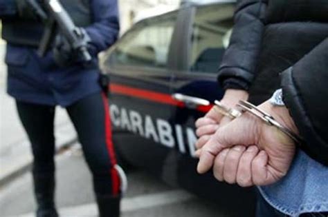 Salerno I Carabinieri Gli Fanno Verbale Dopo Un Controllo Lui Li