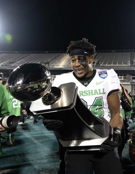 Marshall Builds Big First Half Lead Holds Off UConn For 28 14 Victory