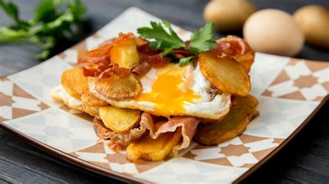 Huevos rotos la mejor receta con jamón