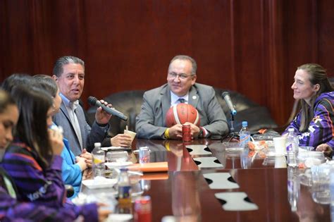 Convive Rector Rivera Campos Con El Equipo De Basquetbol Adelitas Uach