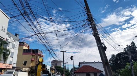 Caminhão enrosca em fiação e causa transtornos no centro de Farroupilha