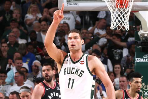 Bucks to Re-Sign Brook Lopez to 4-Year, $52 Million Deal