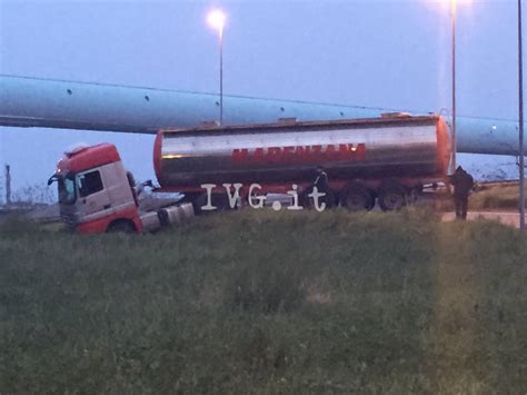 Camion Cisterna Finisce Fuori Strada Tra Savona E Vado Tragedia