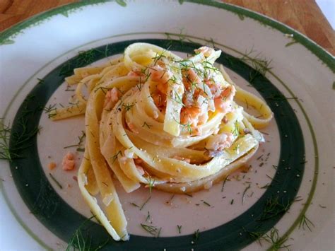 Pasta con salmón y nata Pasta Fetuccinis con salmón ahumado nata y