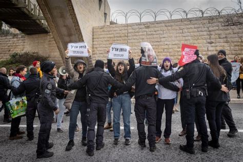 Journée De Protestation En Israël Le Passage De Kerem Shalom Bloqué Des Groupes De Femmes