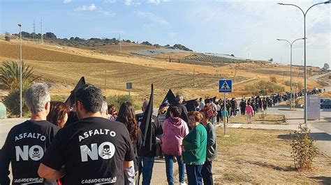 Vecinos De Casabermeja Realizan Una Marcha De Tres Kilómetros Para Protestar Contra La Planta De