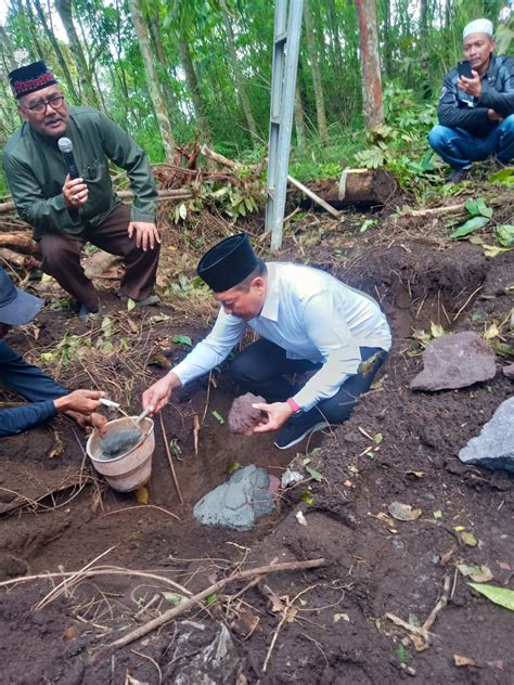 Peletakan Batu Pertama Musholla Liuqimus Sholah Dilakukan Oleh Wabup